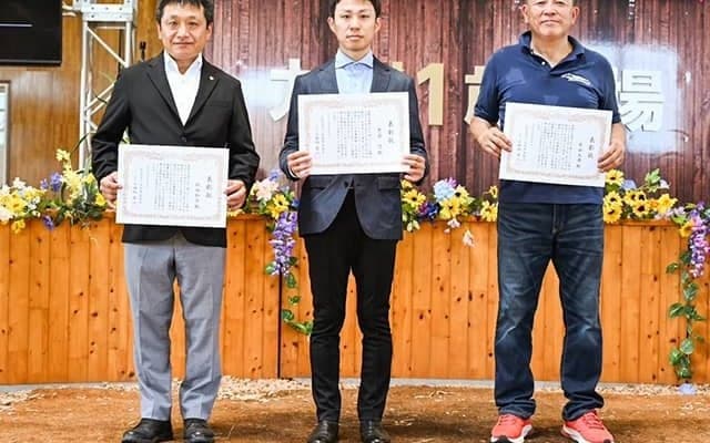 九州1歳市場で中山GJ制覇のイロゴトシ表彰式