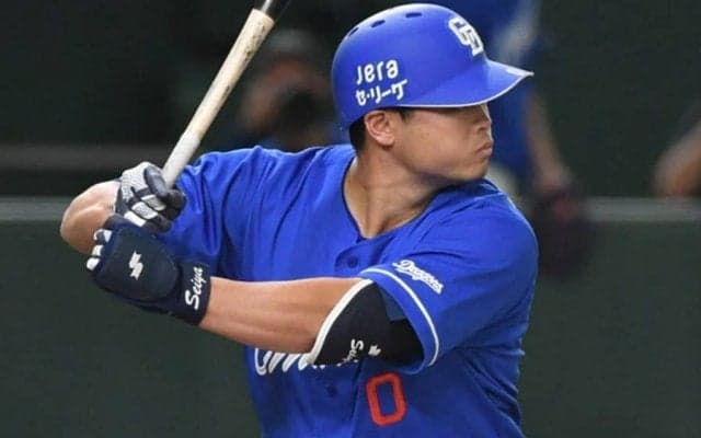 逆方向へ突き刺した“怪力弾”　覚醒24歳にファン仰天「右方向へ引っ張ってる」