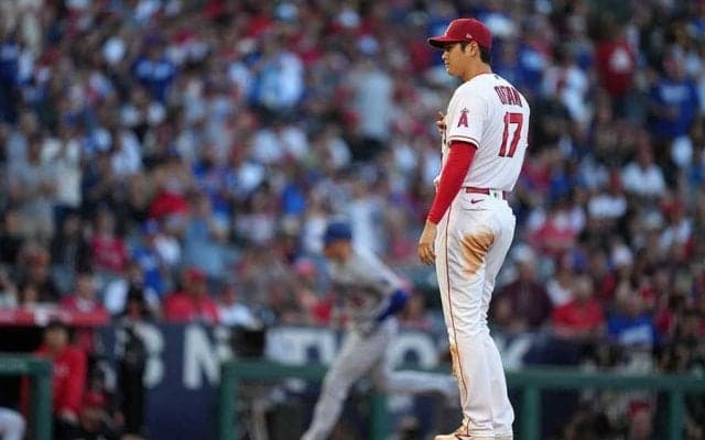 【MLB】無防備の大谷翔平が…　体くねらせ一回転、大慌ての危機回避に“マニア”も爆笑