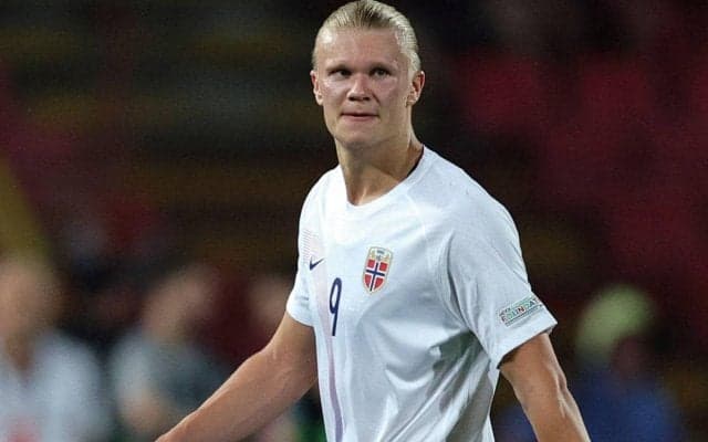 相手を軽く吹っ飛ばすハーランドのパワーにファンも驚愕！「倒れた彼は大丈夫か？」「まさにビーストだ」