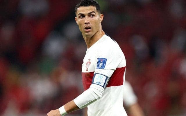 危機一髪!?侵入者に襲われかけたC・ロナウドをチームメイトが身を挺して守る！「新しいボディーガードだ」