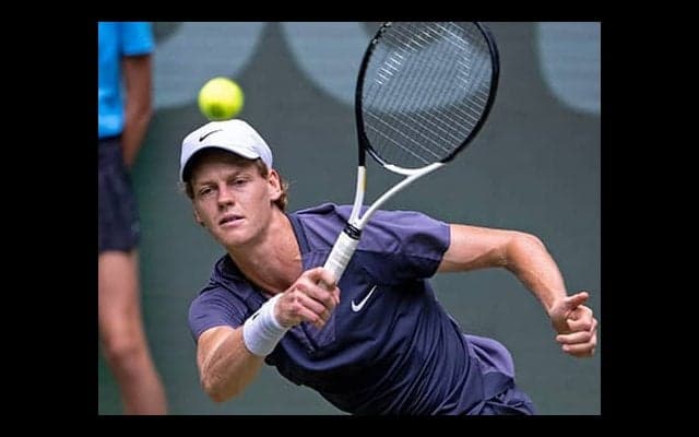 シナー 負傷で途中棄権