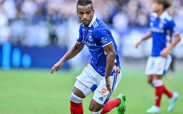 「4枚のDFをいとも簡単に…」横浜FMエウベルの4人でも止められないドリブルからのゴールに「ブラジル代表ですって言われても違和感ない」と絶賛の声！「メッシじゃん…」の声も