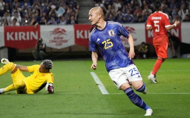 日本代表FW前田大然が古巣・水戸のスタジアムに凱旋、ホーリーくんとのアンパンマンツーショットも