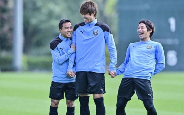 川崎の選手ら22人による「チャナティップとの空港お別れショット」公開！ イングランド2部加入が決まった三好も駆け付けた惜別写真