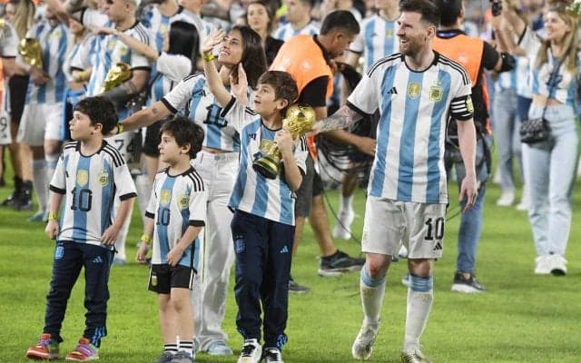 「最高のファミリー」36歳になったメッシ、誕生日は家族とお祝い「幸せそう」「なんて素敵な写真」