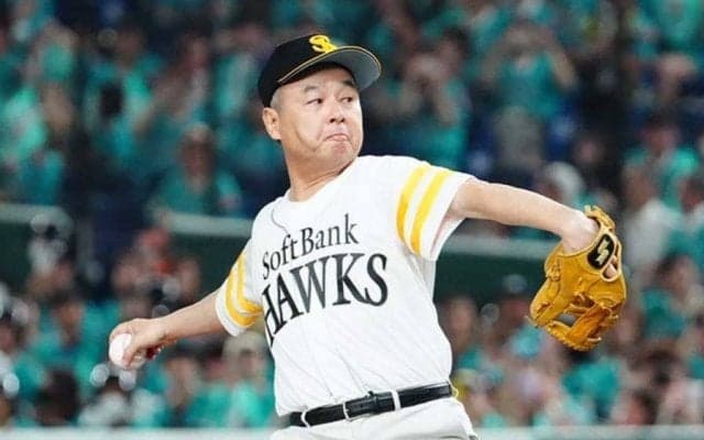 鷹・孫正義オーナーが初の始球式「ワンバウンド悔しい」　サプライズ登場に球場どよめき