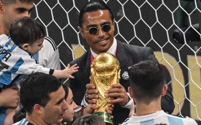 リネカーが「害虫」と呼んだ“塩ふりおじさん” 波紋を呼んだW杯決勝後の問題行動を回想「1000人以上も人がいたのに僕だけ」