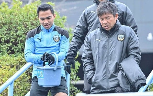 「最後の鬼さんとの泣けるな」チャナティップが公開した「川崎・鬼木監督との夜の駐車場での抱擁ショット」が大反響！「こんな密着して写真撮れるのチャナくらい」の声