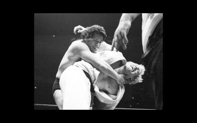 「あれはアントニオ猪木でなければ見せられない瞬間だった」実況アナ舟橋慶一も釘づけ アリ戦の前に行なわれた異種格闘技戦