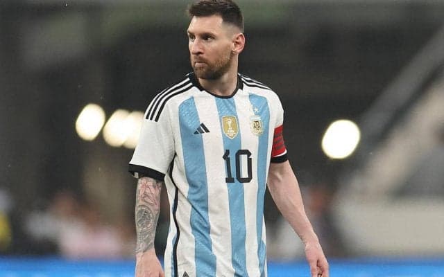 母国に戻ったメッシが2つの引退試合に参加、リケルメ＆マキシとの貴重な2ショットに心境綴る「素晴らしい2つの夜だった」