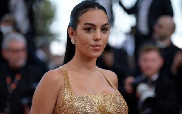 「これは宝石だ」「言葉が出てこない」C・ロナウドのパートナー、ジョルジーナさんの最新ビキニ投稿が大盛り上がり「マーメイドだ」「僕は死んでも良い」