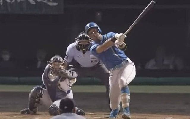 泳いで場外寸前「飛距離やばい」　驚きの一発にファン困惑「レフトフライかと」