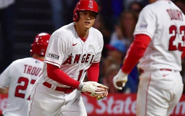 【MLB】大谷翔平27号で水原通訳が兜パフォ　まさかの“スルー”も…代役に同僚大盛り上がり