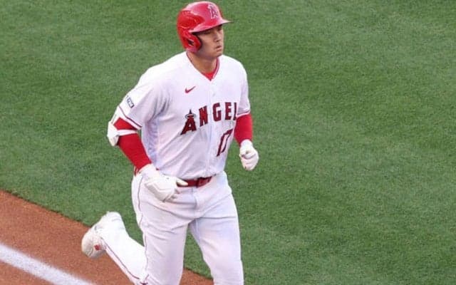 【MLB】「一平さん似合いすぎ」　大谷翔平まさかの“スルー”で兜パフォ…水原通訳が「愛されてる」