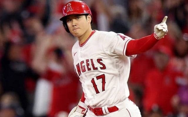 大谷翔平、緊急降板後の「片手スイング」での本塁打に米メディアも脱帽！「また新たなショーをみせた」