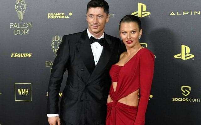 「どれだけ美人なのか」レヴァンドフスキの元空手家妻、スポーティな水着姿に絶賛集まる「完璧な体型」「美しい日焼け肌」