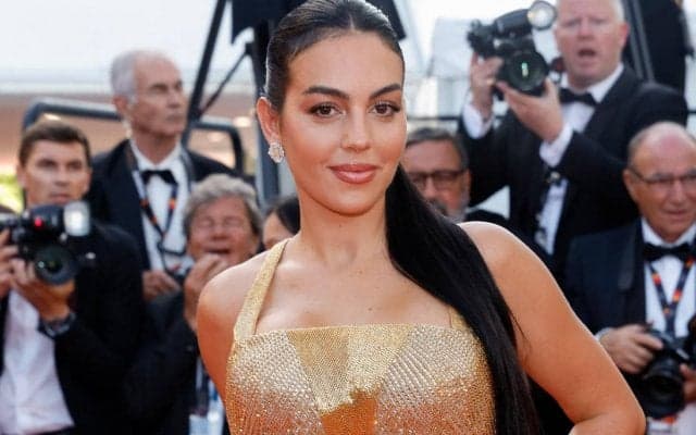 「いつだって最高」「別次元」バカンスも終わり？ C・ロナウドのパートナーが今度は白ビキニを投稿で話題「何も言うことはない」