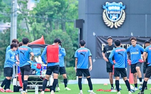 「まじで謎(笑) なんでや(笑)」J1川崎の練習に「ドイツ代表10番」が2日連続登場でファン興奮！「合成かと思った笑」「来日してるやんw」と驚きの声続々