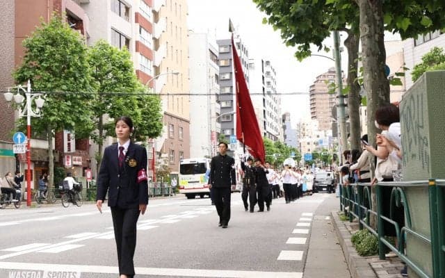 ４年ぶりに新人パレードが完全復活！　新人部員が早稲田の街との交流深める