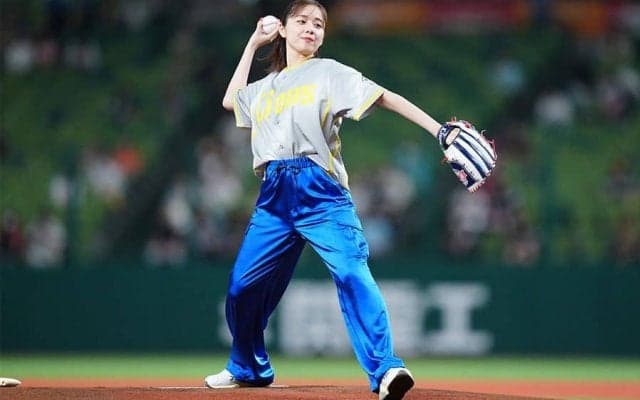 女優・堀田真由が始球式に登場　オーバースローの豪快フォームにファンくぎ付け