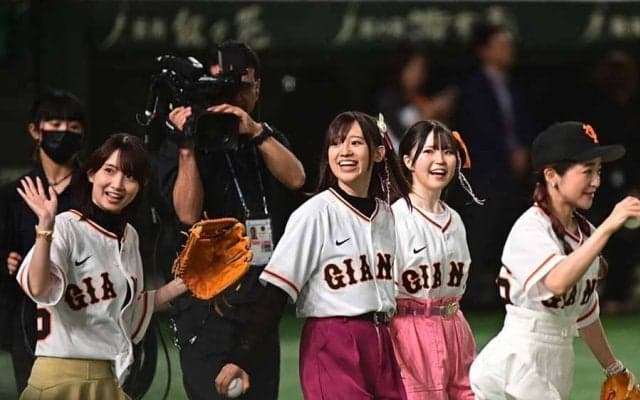 【推しの子】がピョンピョン　巨人ユニを着た人気声優のノーバウンド投球に場内歓喜