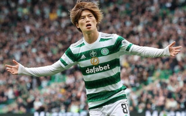 移籍噂の古橋亨梧もモデルに起用！セルティックが新ユニ発表も、あえて崩したデザインには不満も「受け入れられない」