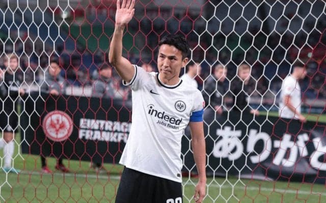 今シーズンの白→赤黒に一変！長谷部誠のフランクフルトが新ユニフォームを発表「素晴らしい!」「これはアツい」