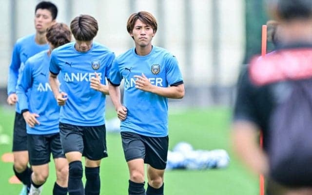 「マジで何させてんの？w」J1川崎訪問のドイツ代表10番が浦和サポーターに次いで「被害者の会」に名を連ねる⁉ 衝撃写真に「国際問題です」「バナナ被れる!?」の声