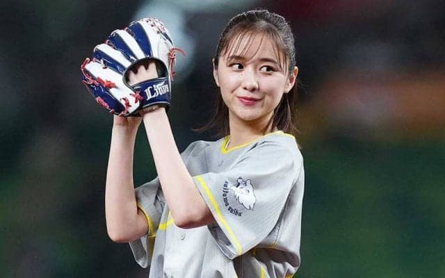 しなやか清純女優の“テヘヘ”が「強烈に可愛い」　気品漂う一球に悶絶「可憐だ」