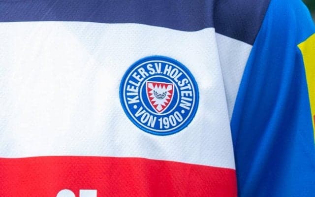 町野修斗加入のキールが23-24季のユニフォームを発表、ホームは青にドット、アウェイは赤に稲妻模様