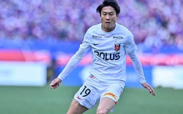 「最近のJ1、エグないか？」浦和MFが自陣から決めた超ロングゴールに「キック精度たか」と称賛の声！ 実況と解説も意表を突かれた意外性のあるプレー