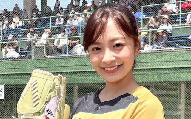 マリンの風になびく白ミニスカ　ポニテゆらりの“豪快ワインドアップ”に場内拍手