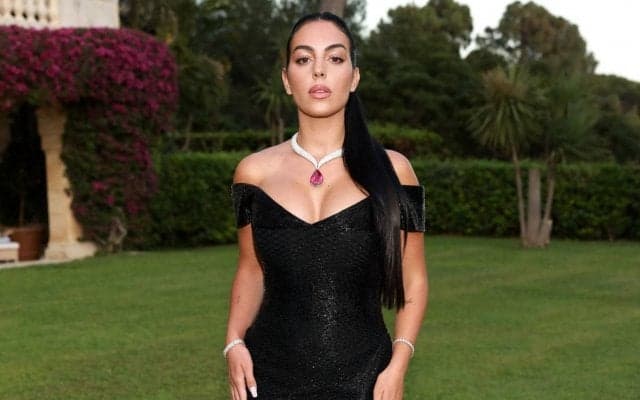 「言葉にならない」「このドレスはすごい！」C・ロナウドのパートナー、ジョルジーナさんのボディライン露わな真っ赤なタイトドレス姿をファン絶賛「最高にスイート」