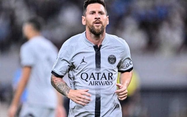 「シンプルだけどカッコいい！」PSGの「白」を基調とした胸ボーダーの「新アウェイ用ユニフォーム」が話題！「今年のこの感じならサードユニとかにも期待したいな」との声