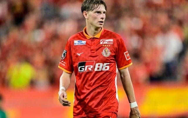 「こんなんやられたら惚れる」J1名古屋FWユンカーのインタビュー中「お手振り」にファン悶絶!「中継のカメラマンさんが振り返って見ているのも面白い」などの声