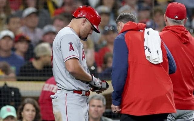エンゼルスに再び暗雲 主砲トラウトが途中交代のアクシデントで大谷翔平も心配顔見せる