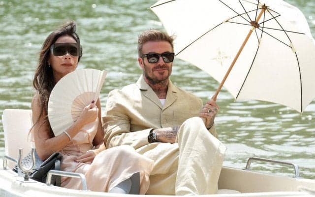 「めっちゃイケメン」「2人とも美しい」結婚24周年のベッカム氏が妻ヴィクトリアさんとの若い頃の貴重写真を公開！「両親の写真を見つけてこれだったら…」