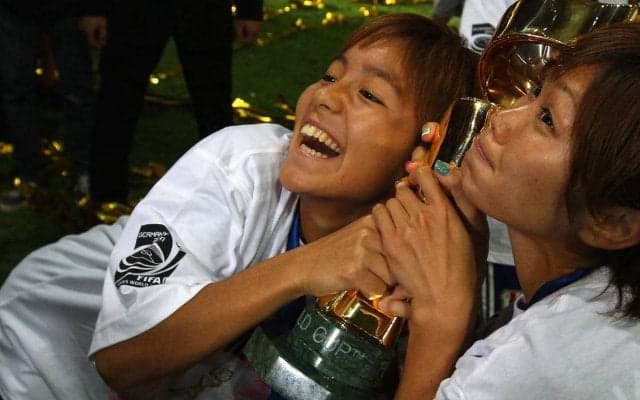 「もう一度選手として掲げたかったですが…」W杯落選の岩渕真奈がトロフィーを前に胸中吐露、“キスしてる風”の姿にはファンも絶賛「かわいすぎる」