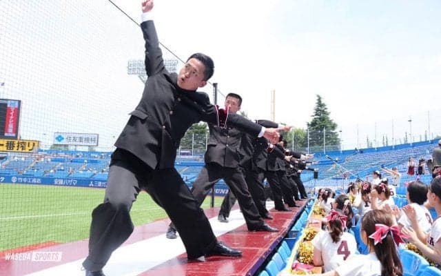 伝統の一戦で応援が本格復活！　内外応援席をエンジに染める！