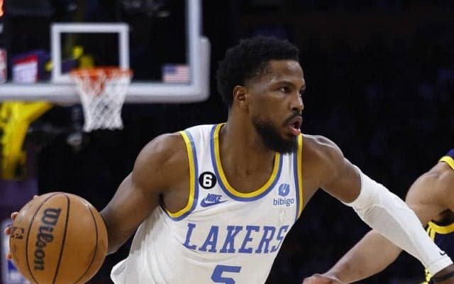 ガードのマリーク・ビーズリー、センターのロビン・ロペスがバックスとの契約に合意