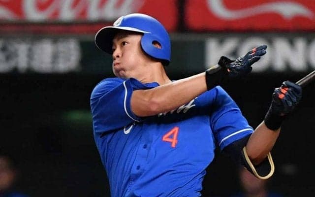 驚異の滞空時間「垂直に飛んでる」　中村紀洋を彷彿…24歳の和製大砲が「エグいな」