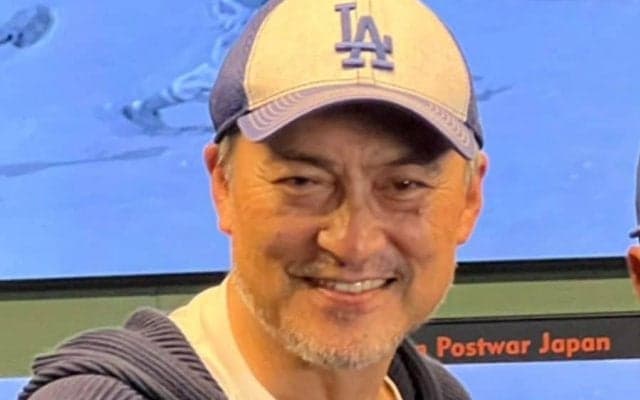 【MLB】渡辺謙さんが捕手ダルビッシュに始球式　ストライク投球に場内喝采…大谷翔平も見守る