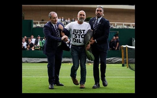 試合中に乱入 WB警備に不満