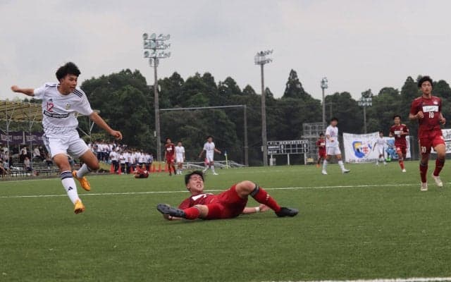 [男子サッカー]　新井・高橋輝コンビ躍動で２点先取も、後半に追いつかれドロー