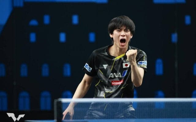 全日本王者・戸上隼輔が張本智和を撃破！日本男子頂上決戦を制し16強へ【卓球 WTTリュブリャナ】