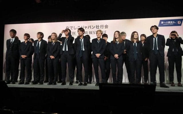 なでしこジャパン、W杯へ新スーツお披露目！「DIFFERENCE」によるエンブレムがデザインされた特別仕様