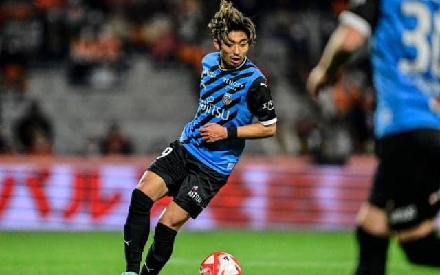 「変態みたいなプレーが…」川崎・小塚和季への本誌記者の”あたふた質問”に答えてくれた「ファンタジスタな答え」……韓国移籍決定で振り返る「麻生現場裏話」