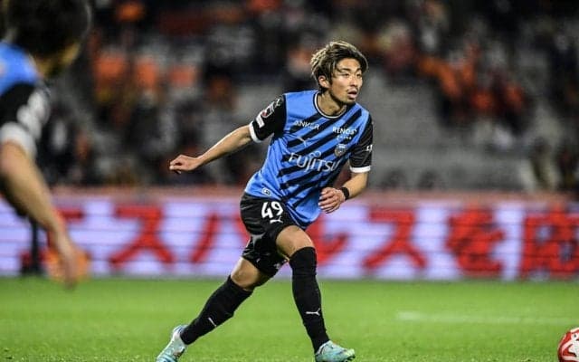 「泣ける…」川崎FW小林悠が公開した移籍する小塚和季からの「惜別メッセージ付きユニフォーム写真」が話題に！ 選手全員でのお別れ集合写真には「感動物です」の声