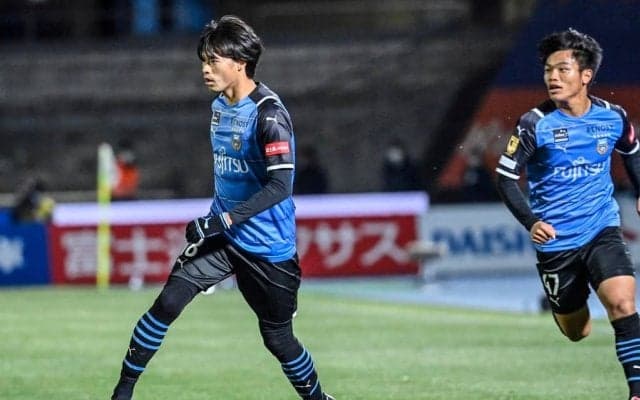 「ついにきた!!!」J1川崎に3日連続の“謎の練習生”として三笘薫の「アンカーウエア姿」公開！「写真だけで伝わる人気者感笑」「肩組んでるのもエモい」とファン興奮